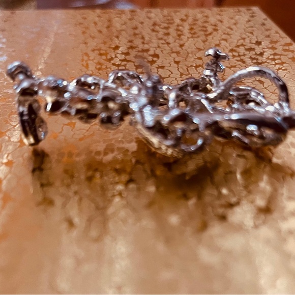 Beautiful Vintage Rhinestone silver tone brooch pendant in leaf pattern - Picture 7 of 7